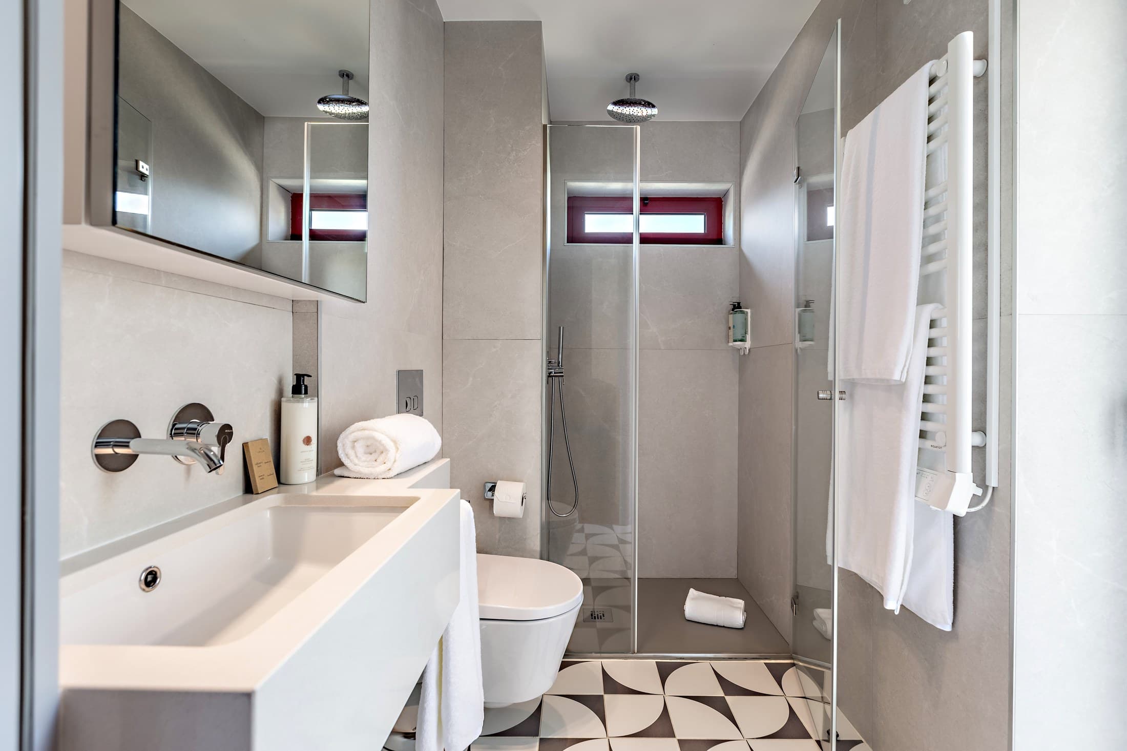 Casa de banho do Almada 505 com duche amplo.