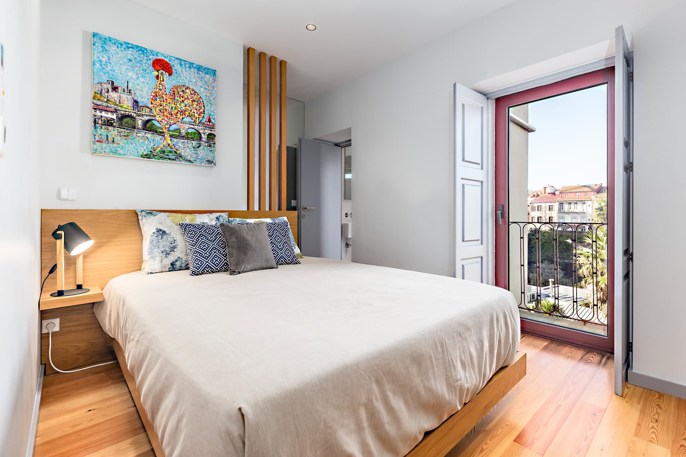 Quarto do Almada 505 com cama de casal e varanda.