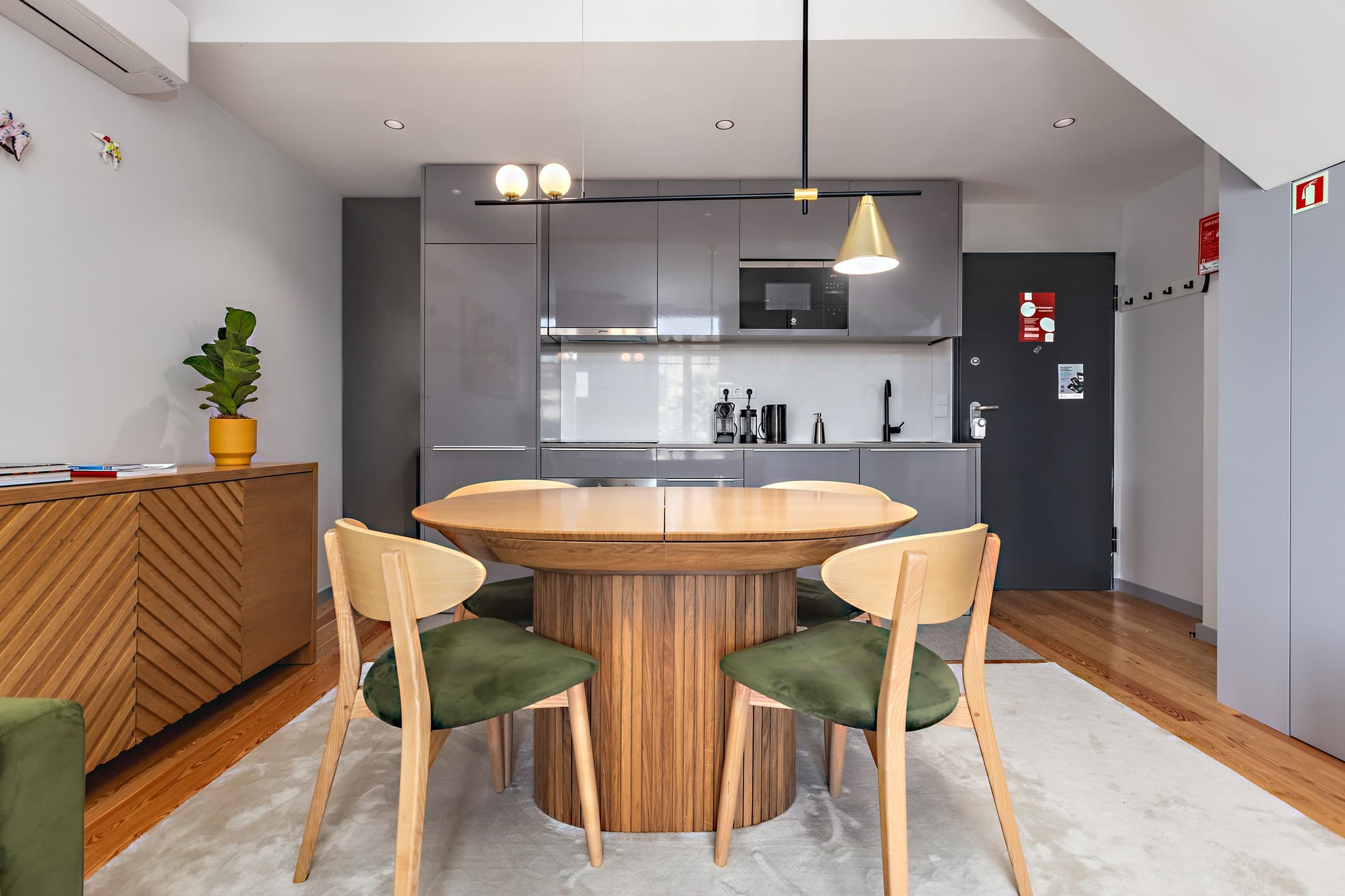 Cozinha e zona de refeições do Almada 505.