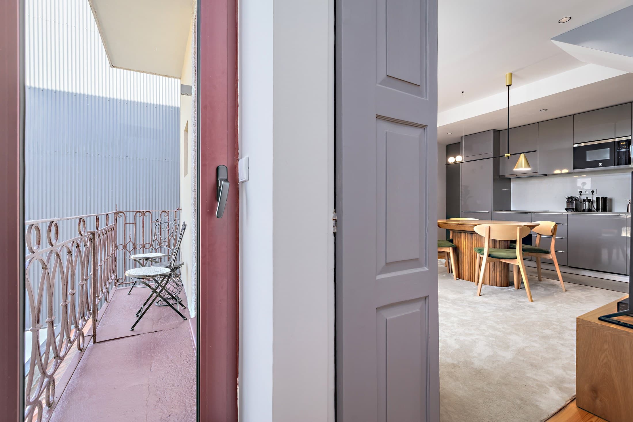 Entrada para a varanda e vista para a sala e cozinha do Almada 505.